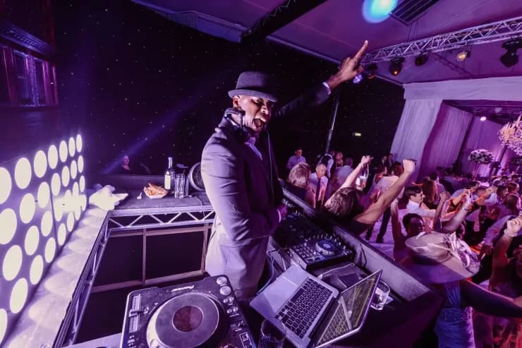 Vom ersten Tanz bis zum letzten Aufruf: Geschichten von Hochzeits-DJs