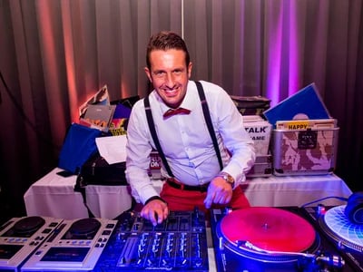 Vom ersten Tanz bis zum letzten Aufruf: Geschichten von Hochzeits-DJs
