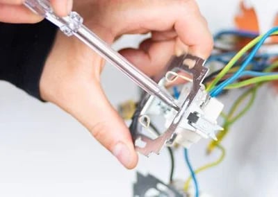 Prüfung elektrischer Anlagen: Häufige Fehler und wie man sie verhindert