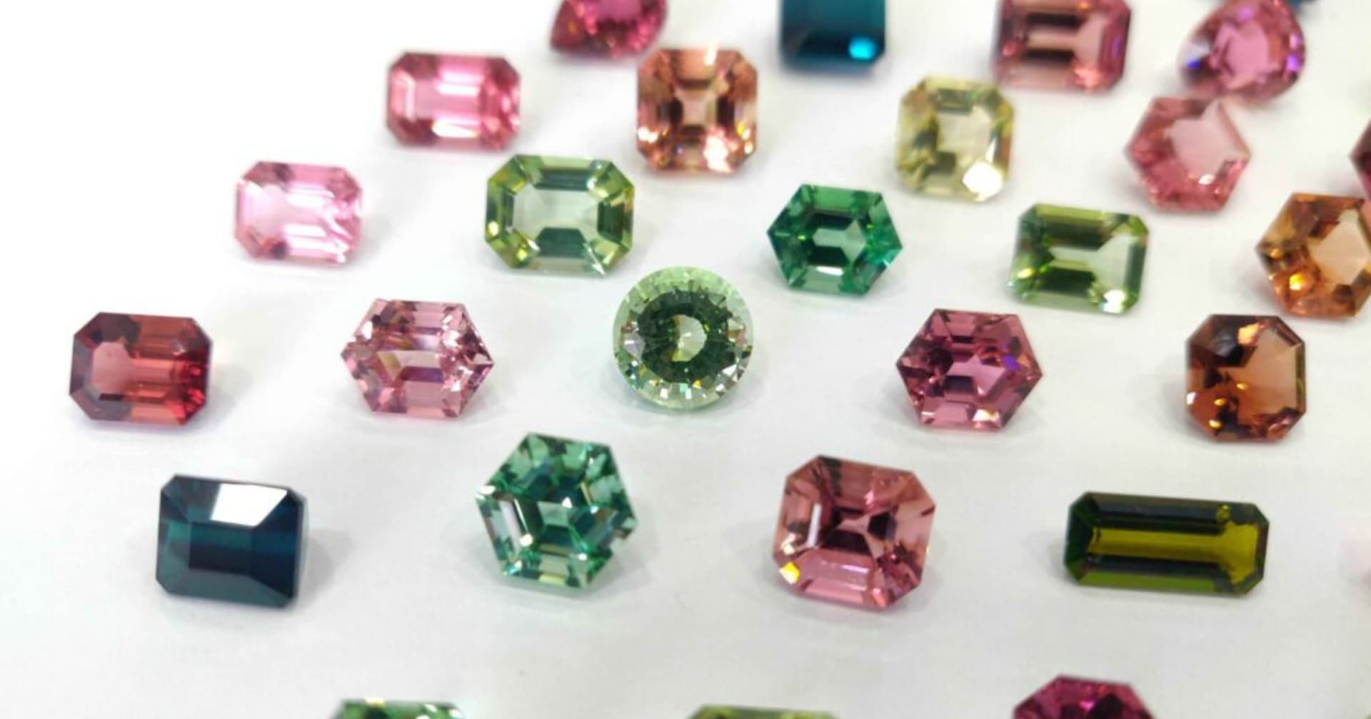 Von Diamanten bis Opalen: Ein Spektrum brillanter Edelsteine