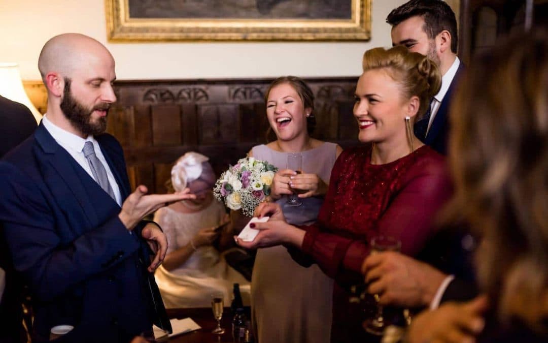 Zauberer Schweiz: Wie ein Zauberer Ihre Hochzeit oder Firmen-Event magisch macht