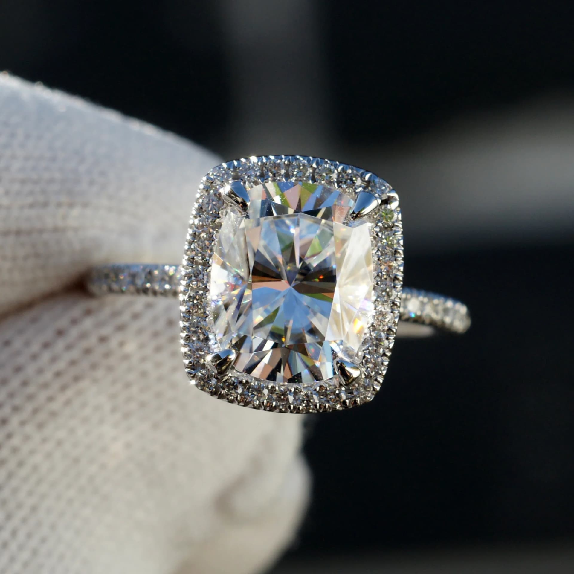 Moissanite: Der funkelnde Stein für Ihren Verlobungsring