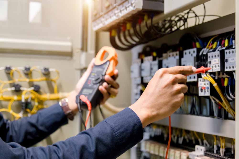 Wie Unternehmen durch eine regelmäßige DGUV V3 Prüfung ihre Betriebssicherheit stärken