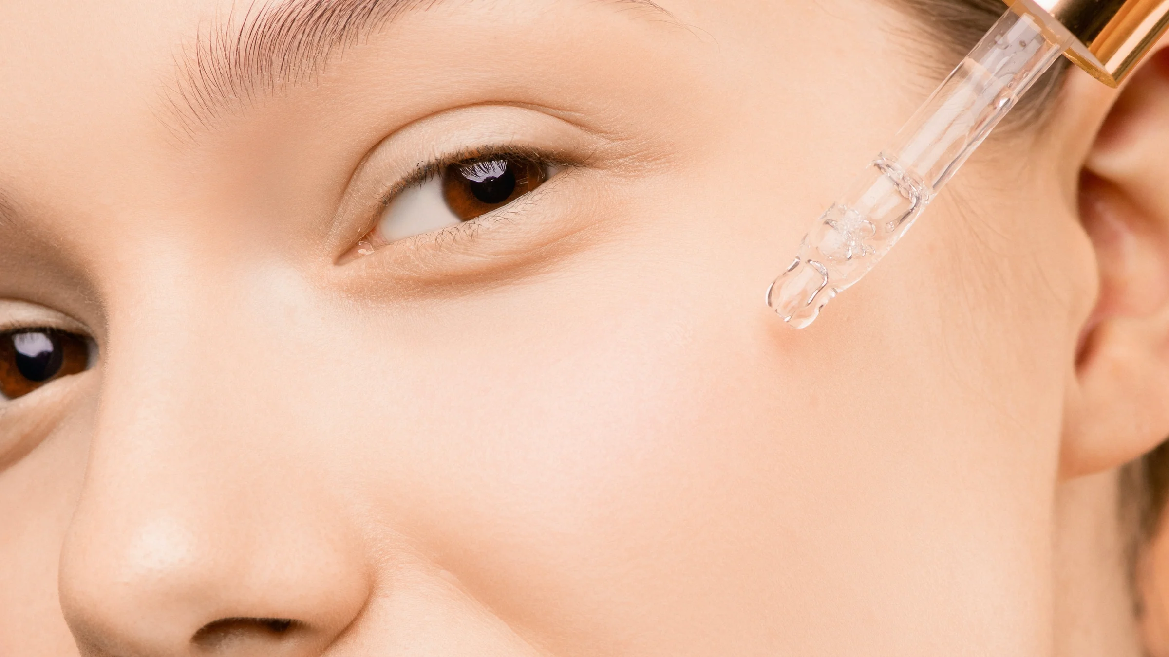 Hyaluronserum enthüllt: Die Essenz der Jugend