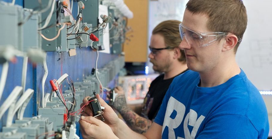 Prüfung ortsveränderlicher elektrischer Betriebsmittel: Vertrauen Sie auf zertifizierte Fachkräfte